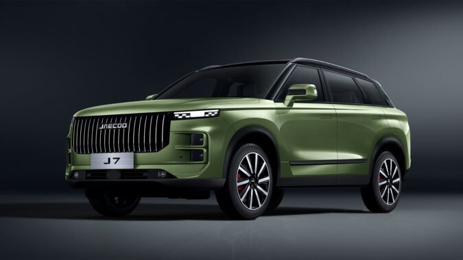 Jaecoo J7 AWD màu xanh đồng